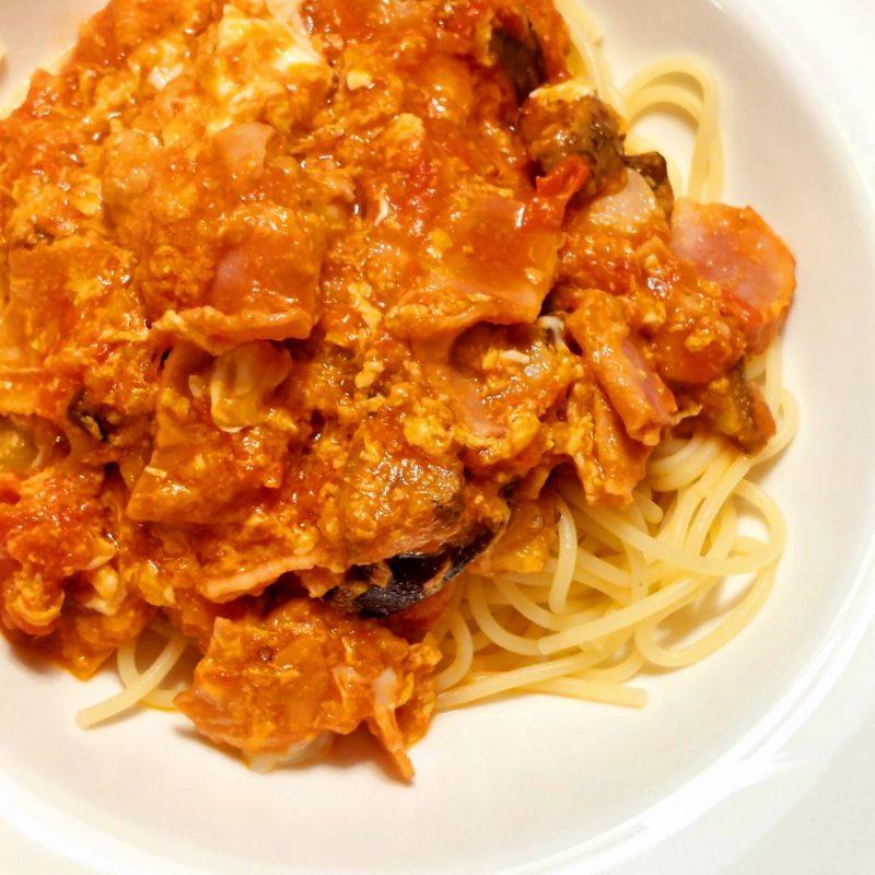 お皿に載った茄子とベーコンのトマトソースオムパスタ