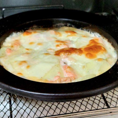 先程のグラタンの具が入ったタジン鍋をオーブントースターに入れます。