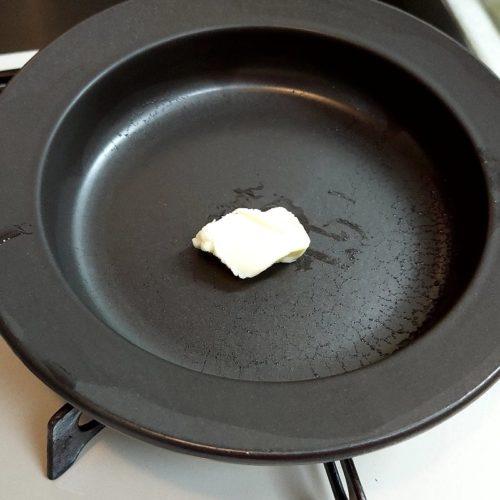 タジン鍋にバターをひとかけら入れました。