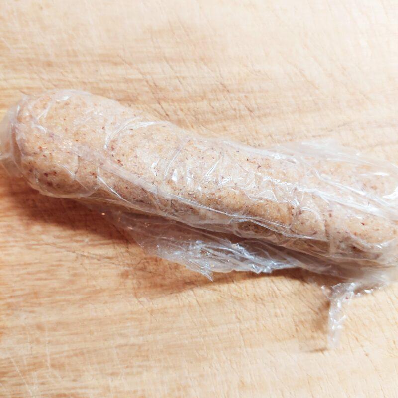 焼く前の手作りクッキー生地、棒状に整えた状態