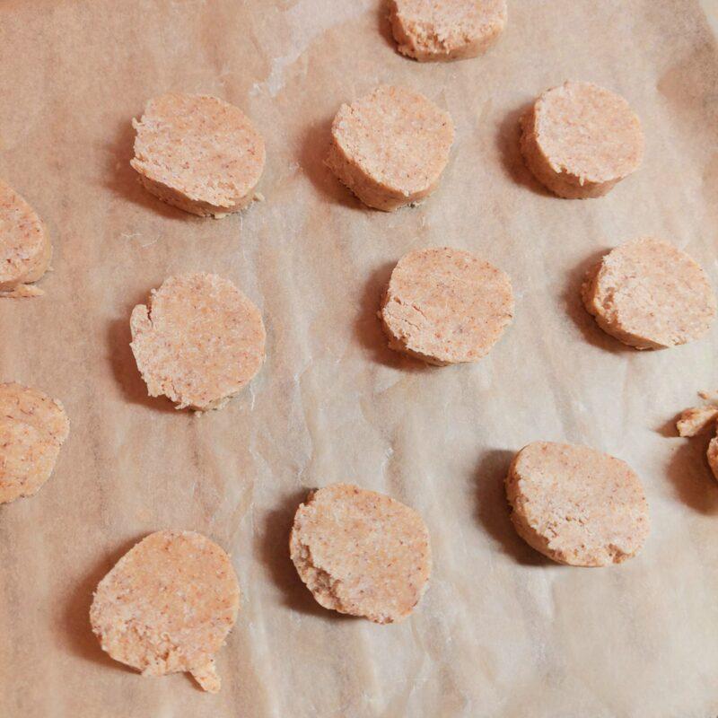 焼く前のクッキーを天板に並べて準備している様子