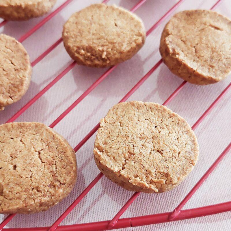 焼きたてクッキーを網の上で冷ましている様子
