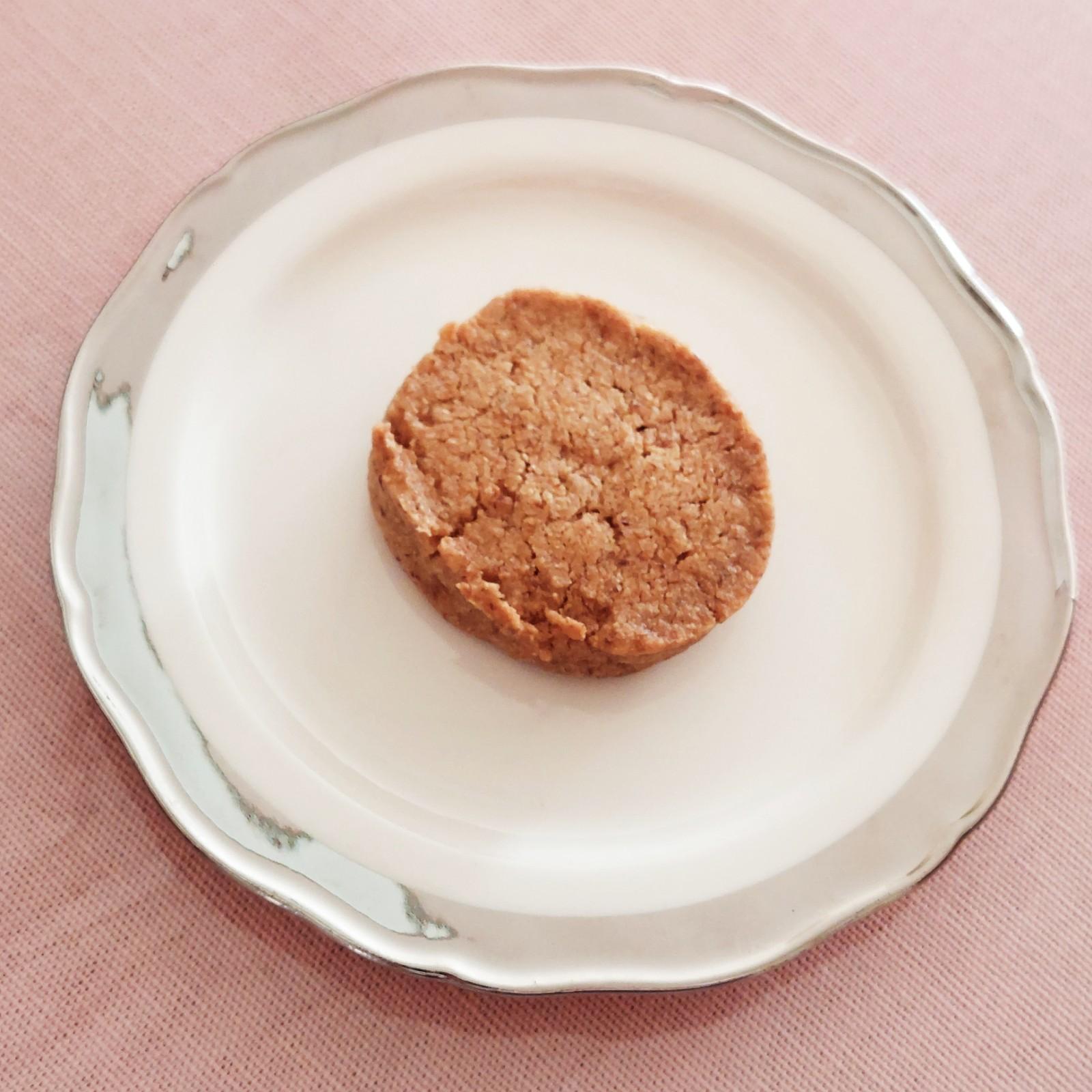 お皿に乗せた手作りクッキー、香ばしく焼きあがった1枚。