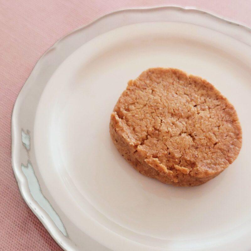 お皿に載せた手作りクッキー、別アングルの1枚